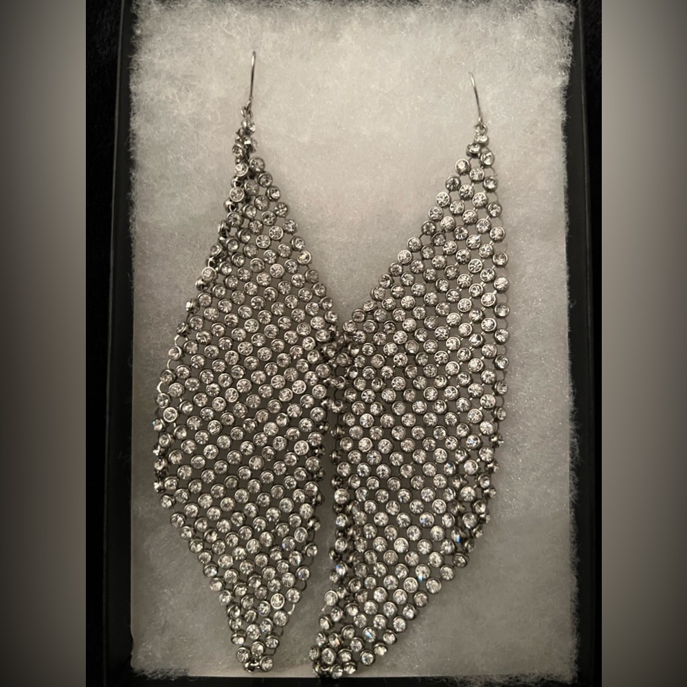 BEBE Swarovski Silver Rhinestone Chainmail Long Drop Earrings w Bracelet Set - Picture 5 of 13